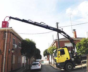 camión con cesta elevadora